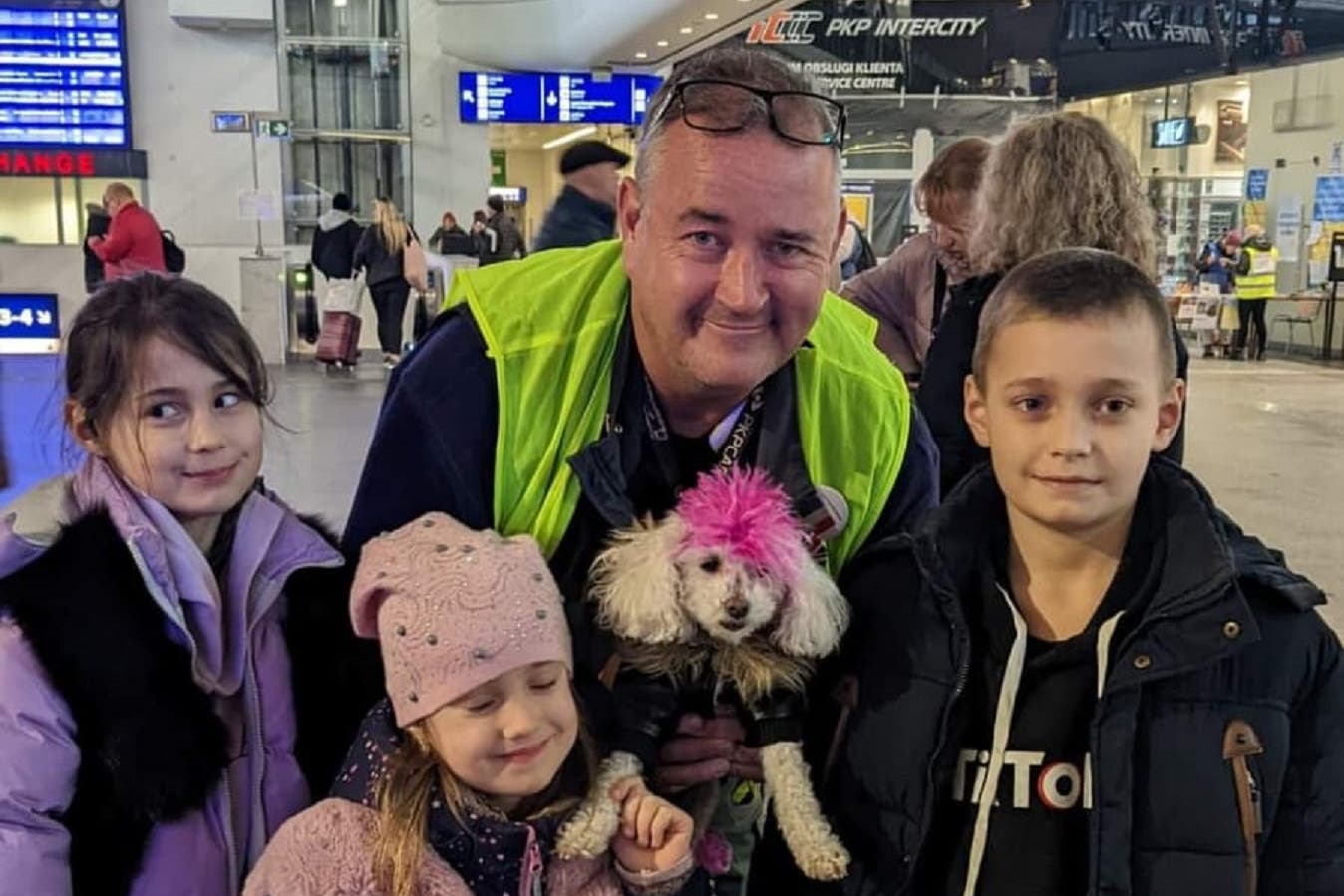 'Punk rocker' poodle puts smiles on faces of Ukrainian refugees - Vimarsana News